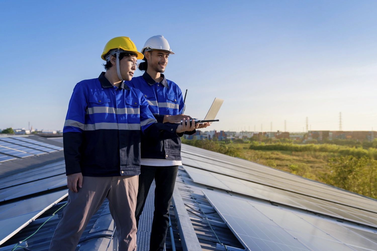 Ljus Volt - Photovoltaiklösungen - Asiatischer Techniker prüft die Wartung der Solarpaneele auf dem Dach.